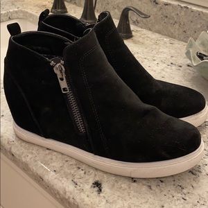 Black wedge sneakers